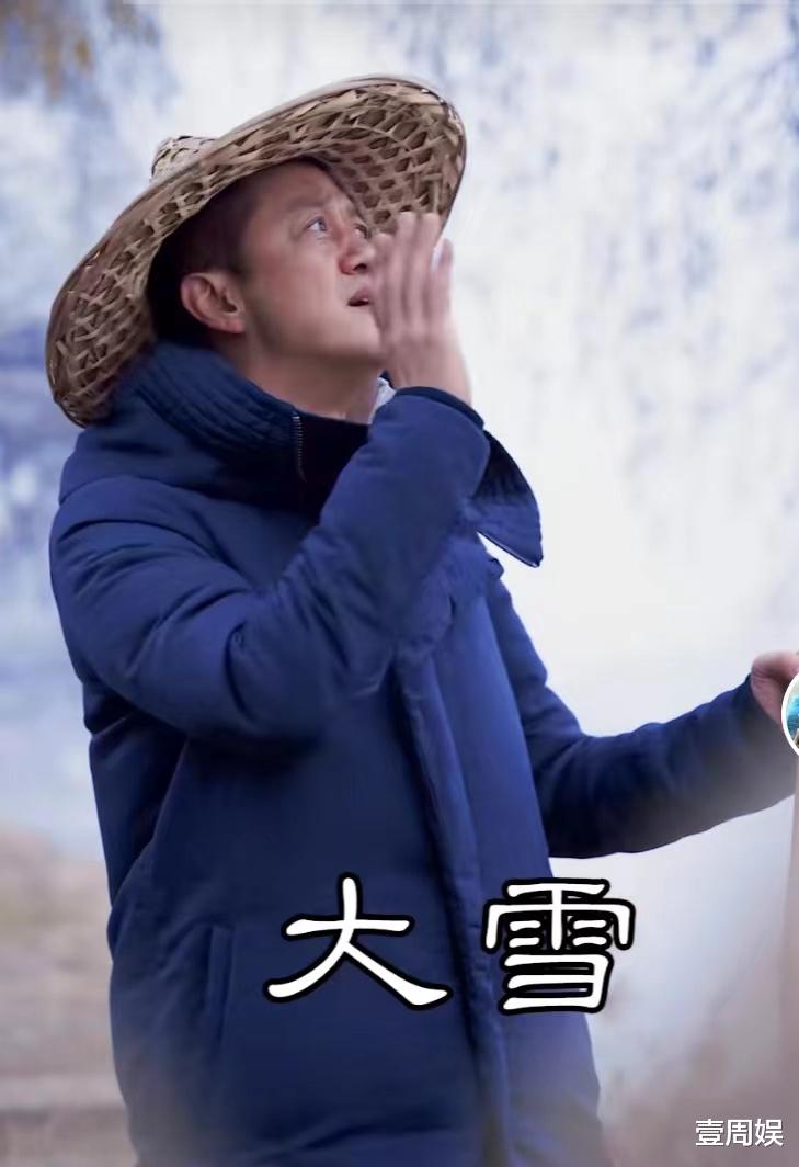 李亚鹏|离开王菲的李亚鹏，越来越沧桑了，戴着斗笠独自在河边垂钓！