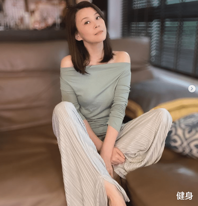 冻龄|49岁方馨晒22岁旧照，自曝冻龄秘诀，肌肤媲美少女