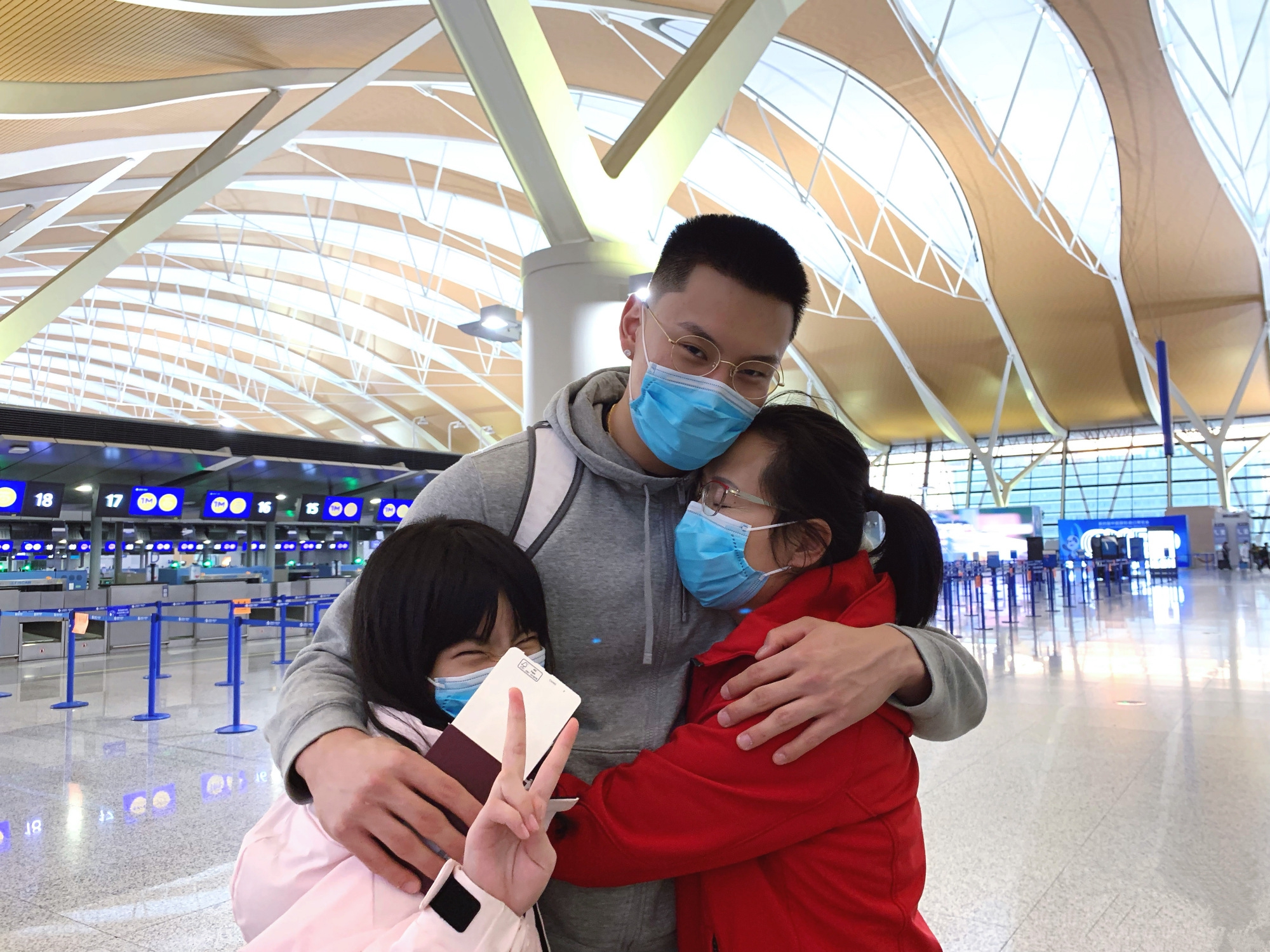 李弘权|周琦李弘权安全抵达，球霸即将回归，男篮太暖心！