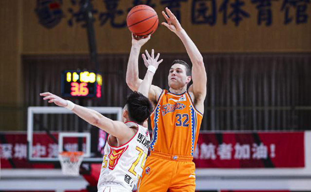 上海男篮|32岁外援壮志未酬！时隔2年回归却无缘季后赛，妻子在CBA名气大