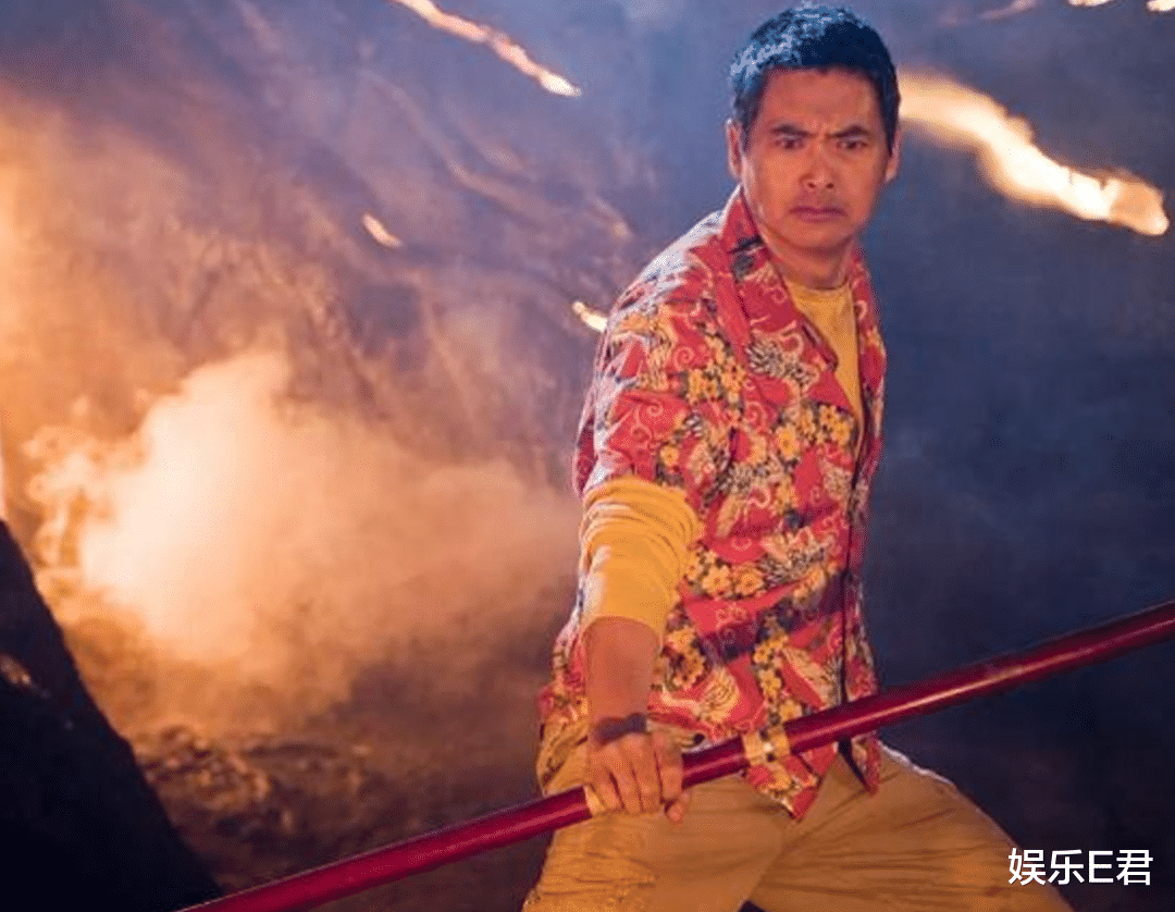 周润发|66岁周润发一人吃牛肉面，表现低调接地气，身家数十亿仍省吃俭用