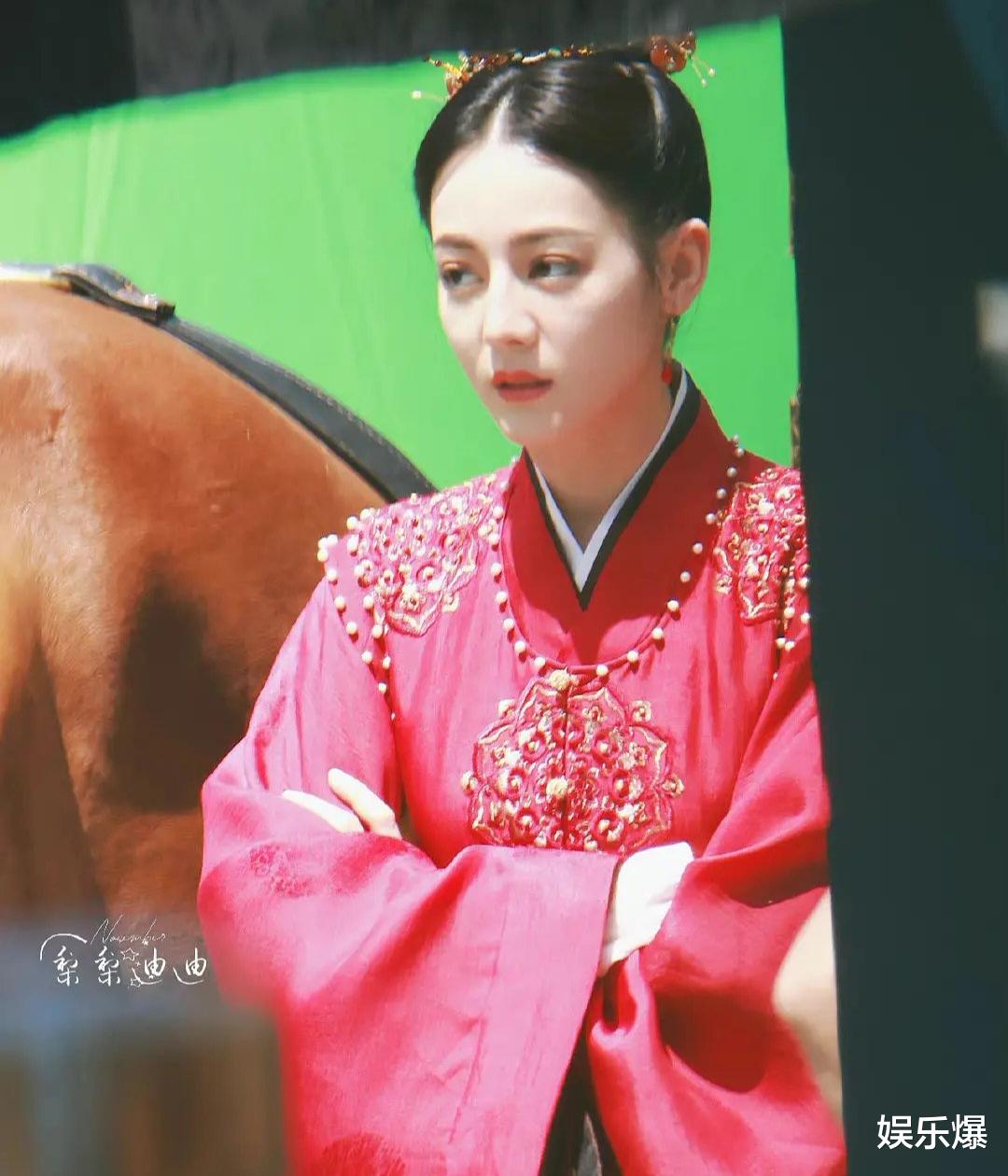 迪丽热巴|迪丽热巴新剧路透曝光，身穿红衣明艳动人，却与赵露思撞发型