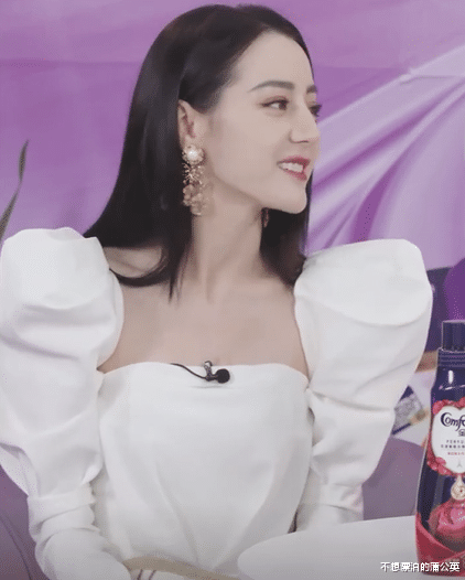 迪丽热巴|热巴穿灯笼袖亮相直播间,长发及腰坐姿乖巧,侧脸尖下巴太明显了