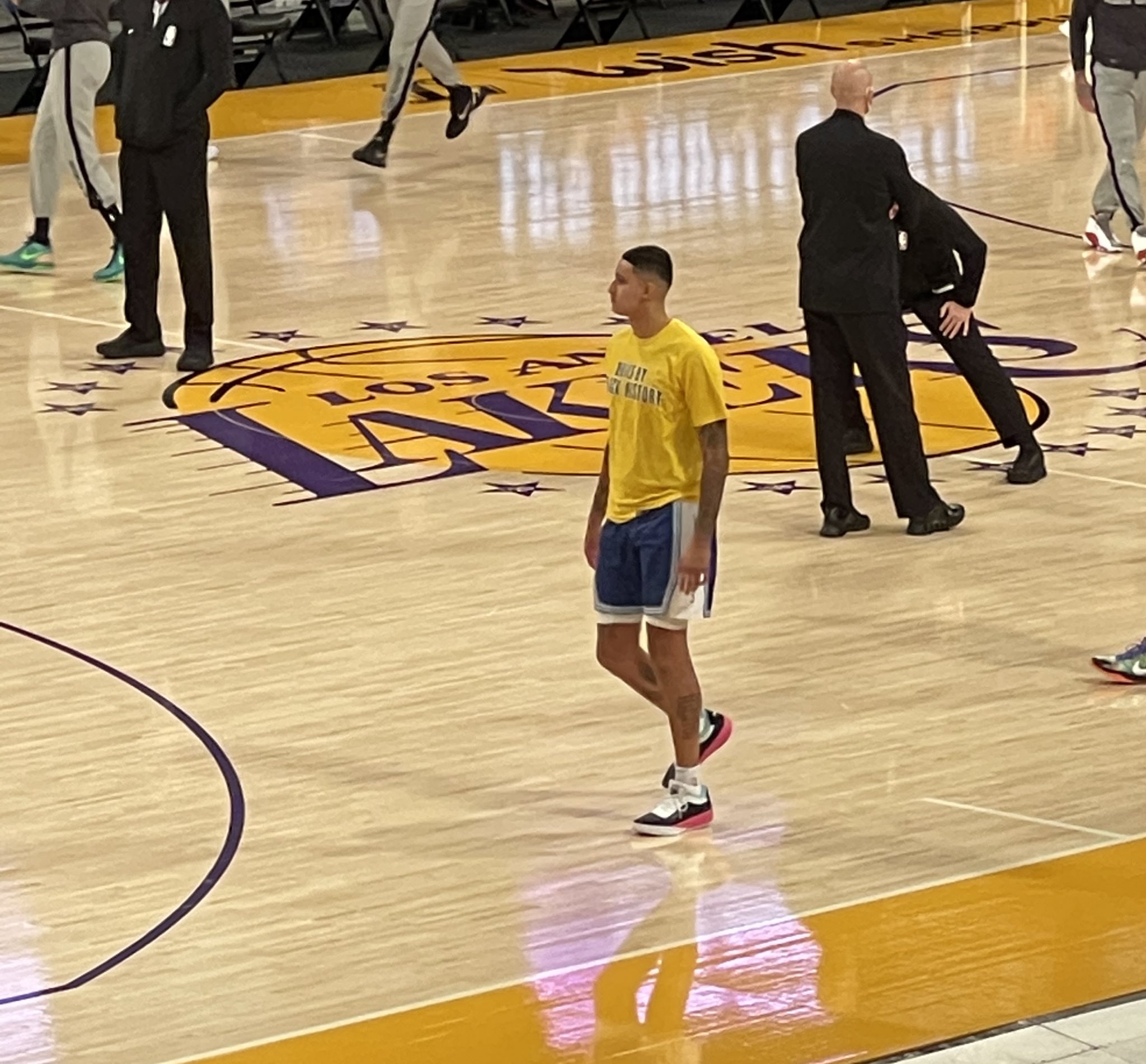 詹姆斯·哈登|暖心！詹皇赛前抱住哈登，笑得合不拢嘴，双手推开登哥后扭头笑着走开