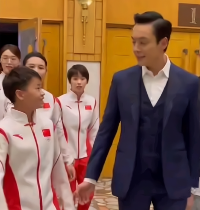 各抒己见 全红婵见明星太激动！央视后台手舞足蹈，见到男神陈伟霆两眼放光