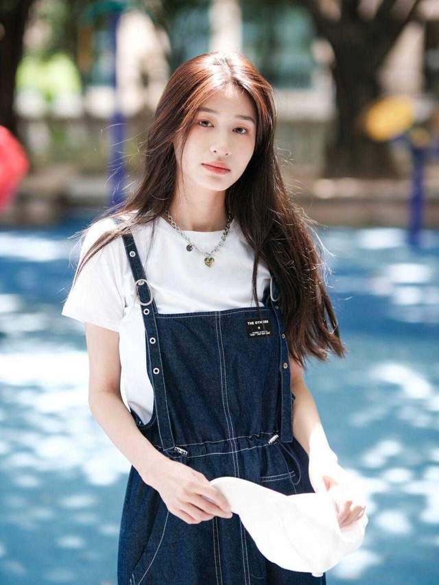 何有强|30+的女生建议多尝试优雅风，针织衫搭配高腰A字半身裙，高级减龄