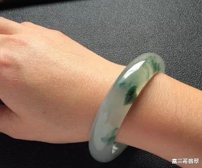 |翡翠实战行家教你怎么买翡翠手镯买得实惠又不会上当受骗！