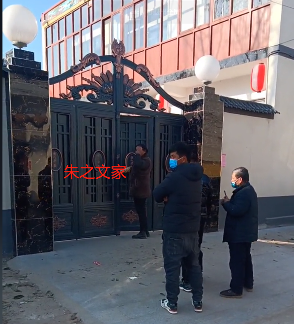 朱之文|大衣哥朱之文干活被邻居围观，穿衣朴素身材臃肿，一车土轻松推走