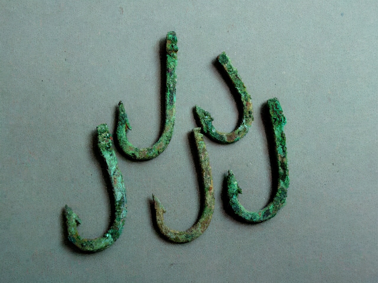 |浅谈鱼钩进化史,古人钓鱼为了一个倒刺到底有多拼?