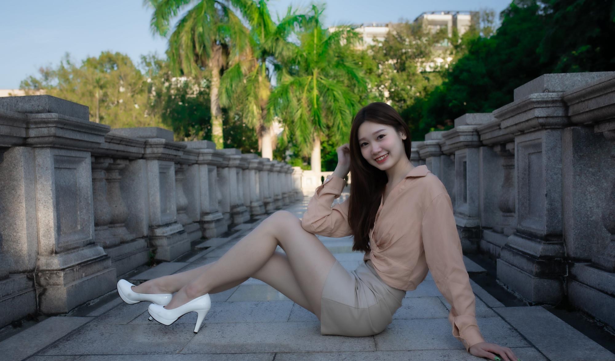 百里守刖|粉色衬衫搭配米色皮裙，知性又时尚