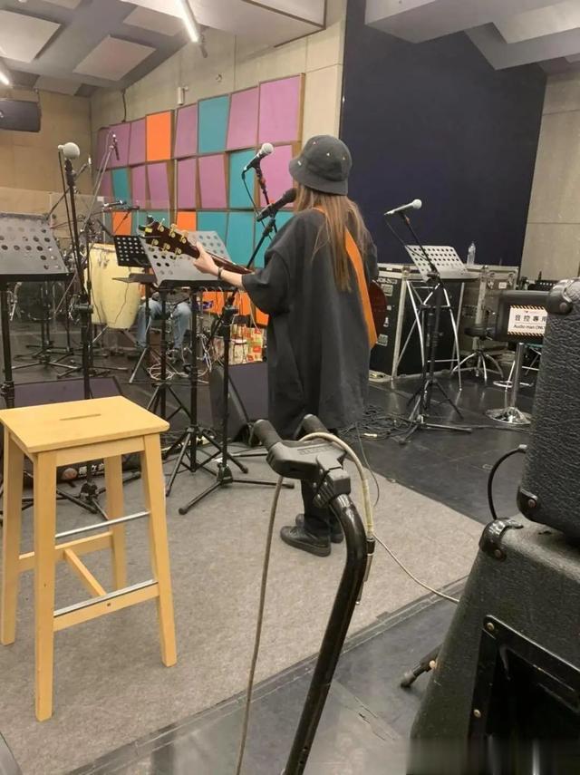 戴佩妮|出道21年的她，如今重新“营业”了