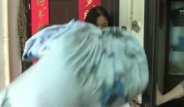 她有4个女儿,老四照顾她32年,她把房子给了老二,给老四1000块钱
