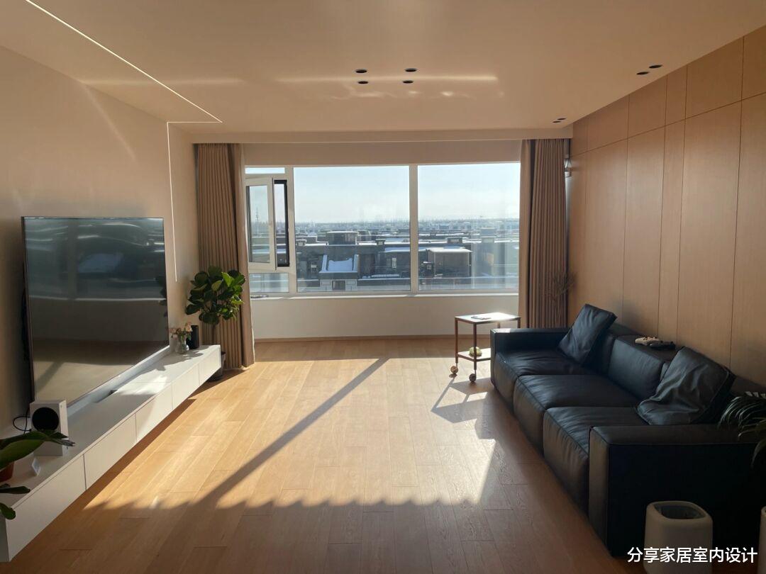 她家新房,全屋无主灯的设计很时尚,露天阳台太令人羡慕了!