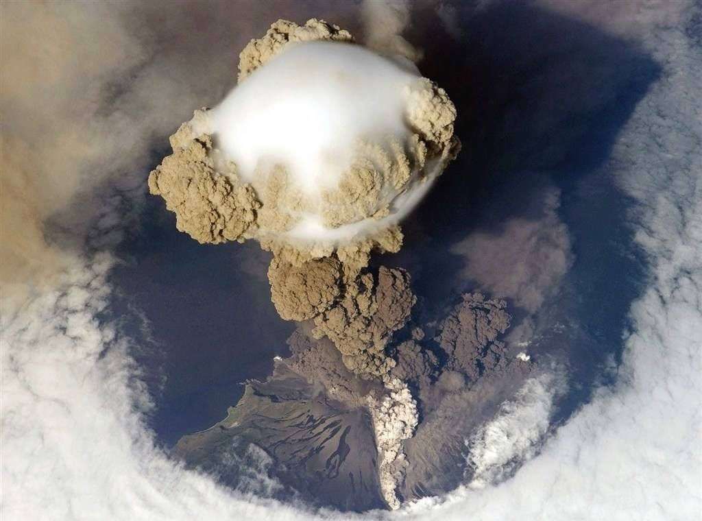 蘑菇云 蘑菇云是如何形成的？若全球核弹同时爆炸，蘑菇云比核辐射还可怕