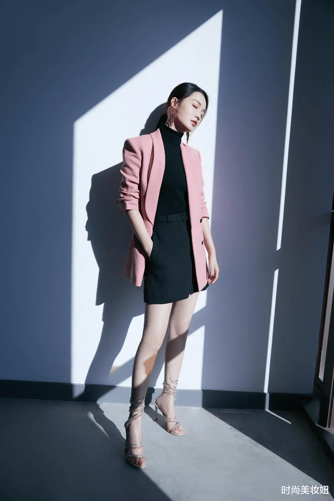 韩雪|李沁这次真放得开，穿红色镂空连衣裙秀身材，气质惊艳好养眼