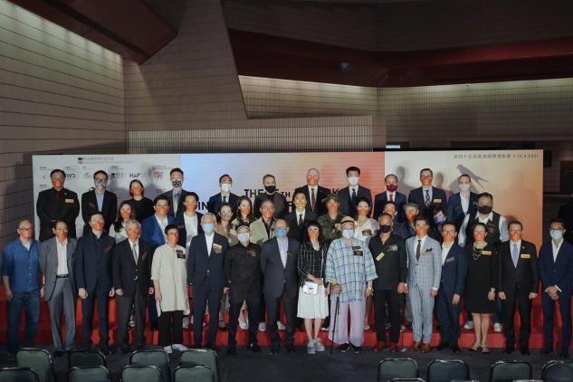 洪金宝|弃原配娶混血娇妻，玩高头大马，洪金宝背后鲜为人知的一面