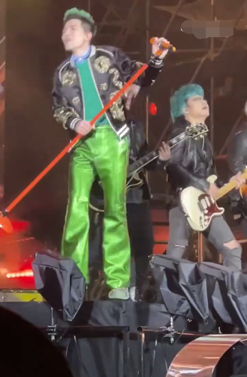 萧敬腾|演唱中摔下舞台，卡裆也咬牙唱完，被泼粪恐吓带150名保镖赶通告