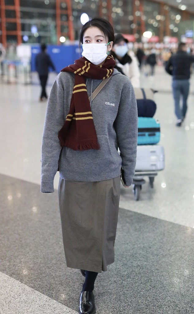 时尚潮流生活 张雪迎已经换上冬装了，穿上针织衫系上围巾，下搭裙子气质真好！