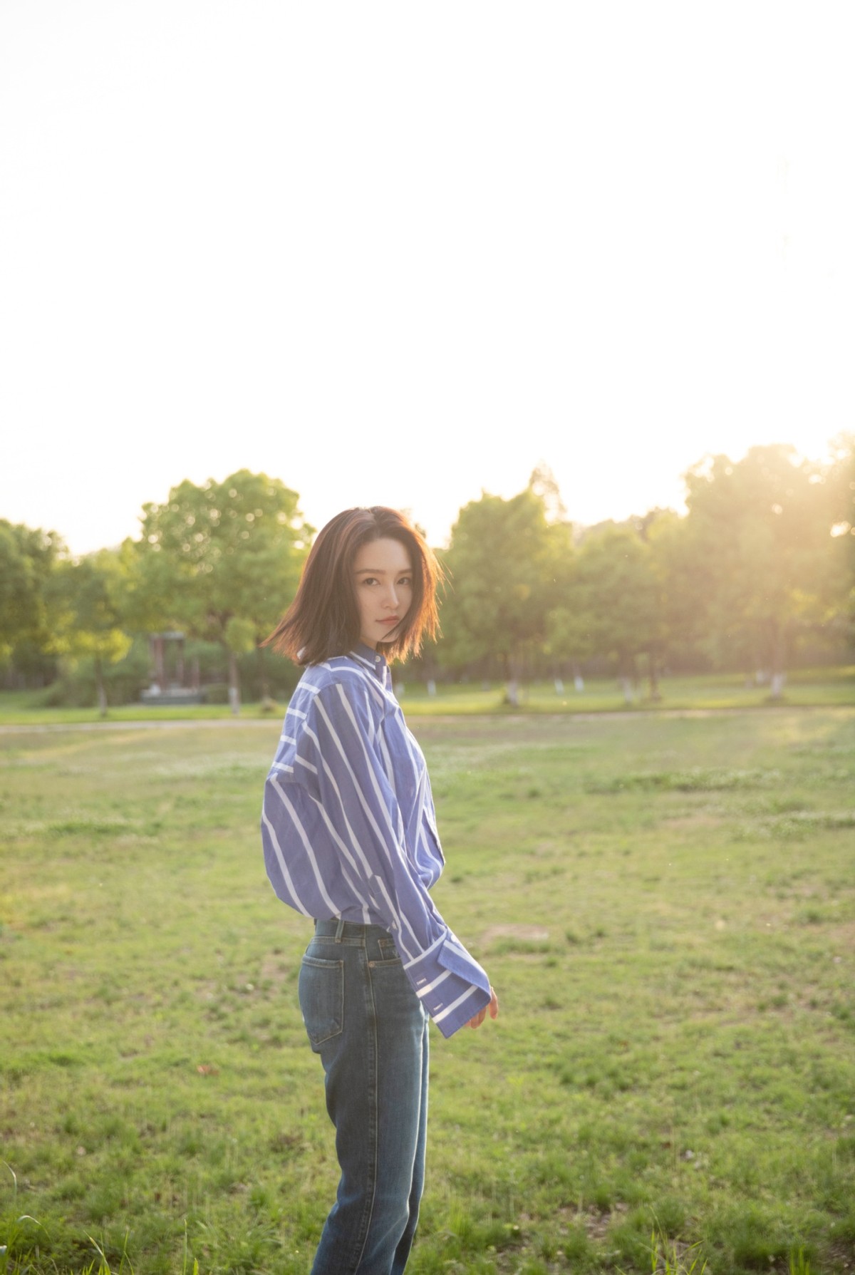 穿衣搭配|李沁对时尚真是有一套，穿的平淡却有超模感，这么穿挺增高的