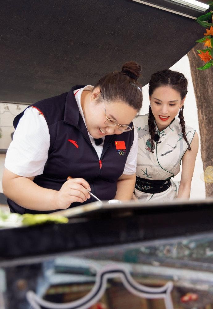 刘美华时尚 姑姑真的好温柔，穿黑色的服装低调还大方，气势不输奥运冠军