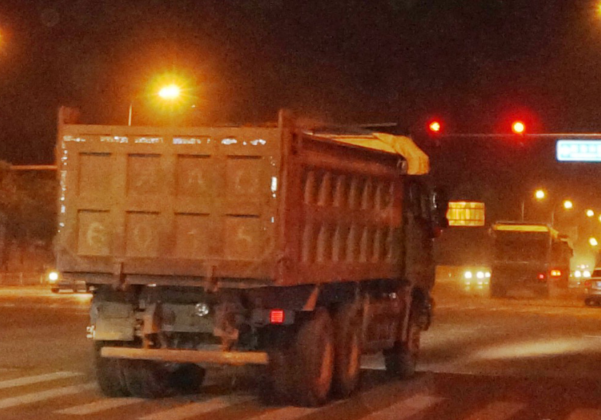 监控视频 为啥渣土车敢闯红灯？谁给他们的勇气？内行人：这些人很不一般