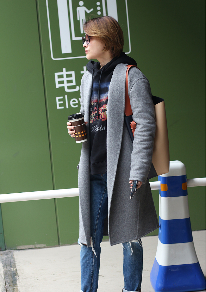 外套|梅婷心态年轻有个性，一头棕色短发穿破洞裤，说她30也有人信