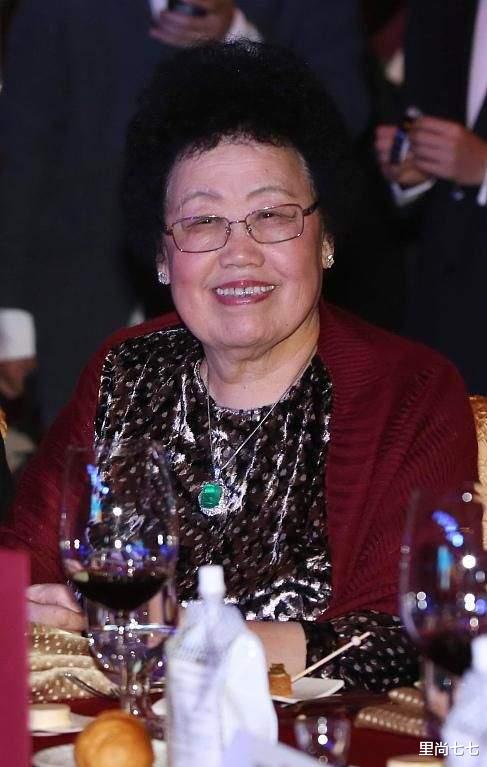 里尚七七|迟重瑞罕见陪妻现身，80岁富婆珠光宝气，一头黑发比68岁的他年轻
