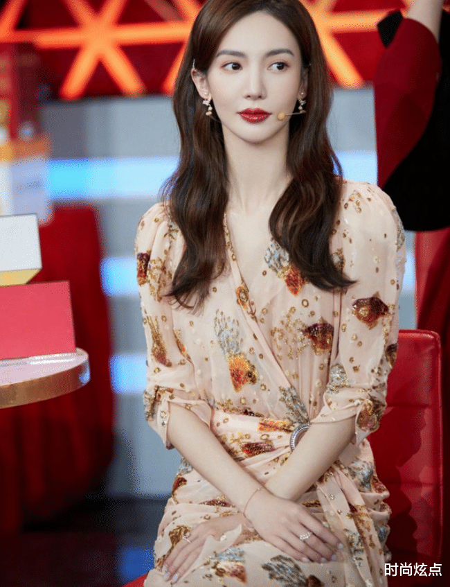 发型|金晨造型好贵气，身穿碎花长裙配栗色卷发，又一次美出新高度！