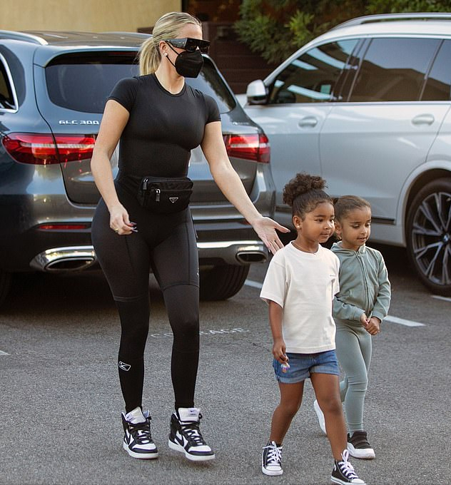 金·卡戴珊|科勒卡戴珊曲线不输金姐！穿健身服翘臀太赞，3岁女儿像黑人爸爸