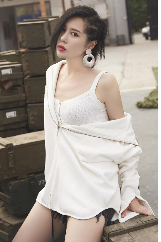 黄渤|?她曾把黄渤吻到害羞,和导演同居12年遭嫌弃,如今身价过亿仍低调!