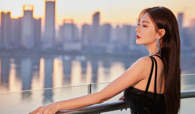 张雨绮|34岁张雨绮健身房晒腹肌！故意撩起一截上衣，手机P到变形引热议