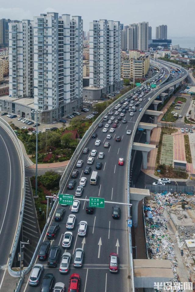 半岛新闻客户端 新冠高架排长队