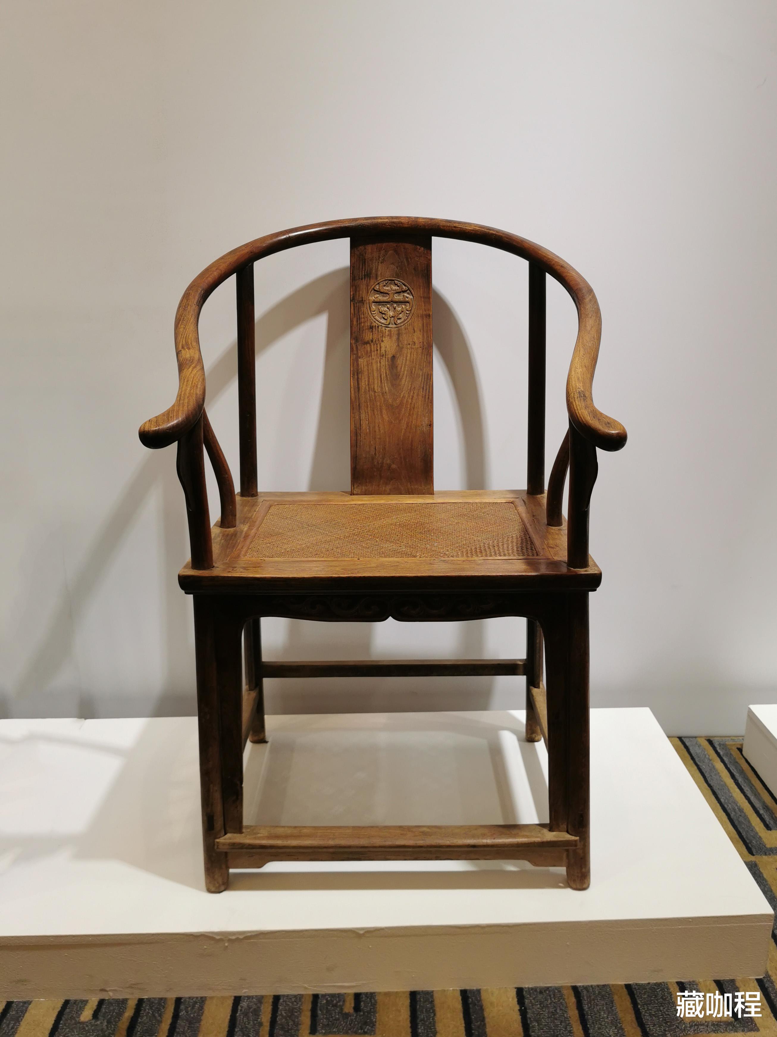 |靠背光素、券口雕花，简繁配搭黄花梨圈椅成对