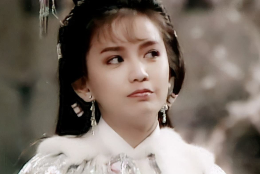 |56岁曾华倩素颜逛街被拍！面容憔悴头发油腻，头顶秃掉一大块