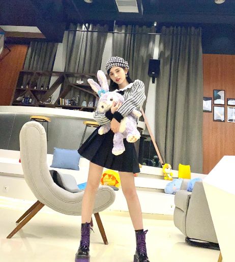 鞠婧祎|鞠婧祎坐公交被偶遇，生图下真实身材暴露，看清腰围：没眼花？