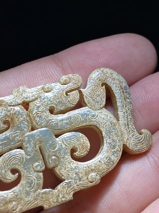 和田玉籽料|战汉 和田玉籽料受沁 透雕 龙纹玉珮