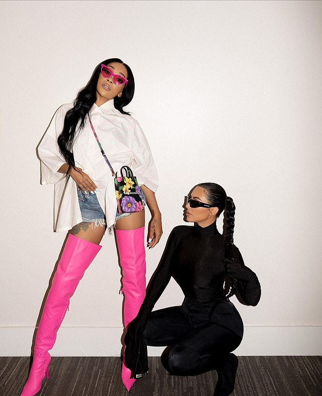 潮帮先生|卡戴珊的时尚看不懂,裹一身黑只露出眼睛嘴巴,一般人真驾驭不了