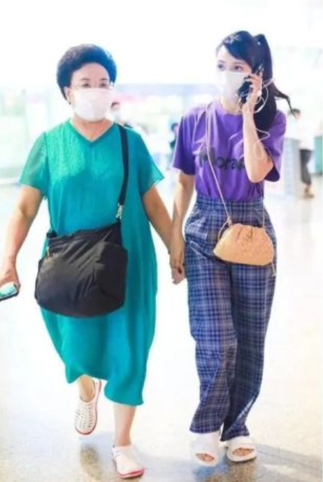 潮流新风 伊能静和婆婆走机场，T恤配格纹裤文艺又少女，婆婆打扮更时髦
