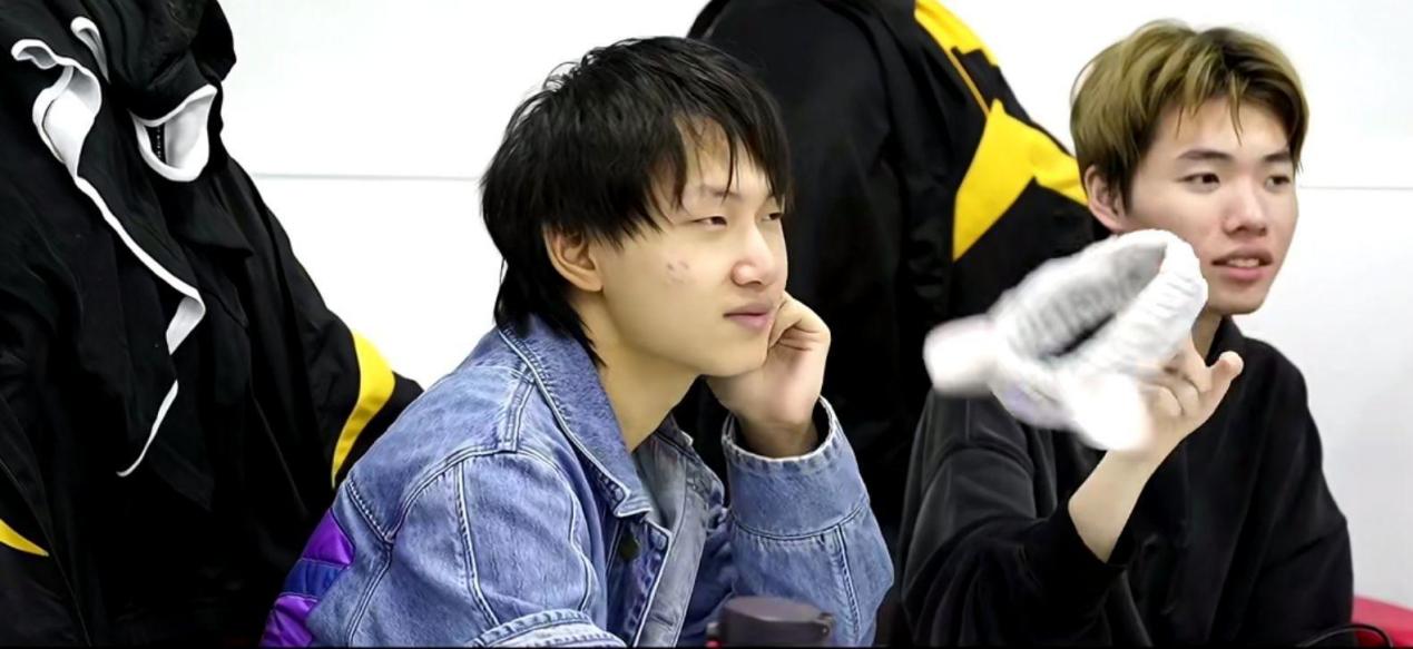 狼队|狼队遗憾止步半决赛,黎落教练BP让狼队粉丝懵了!Fly神色黯然