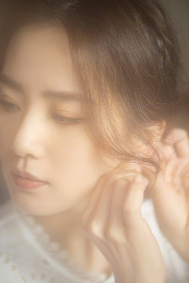 刘诗诗|刘诗诗彻底变大家闺秀！穿白裙竟美成“花魁”，封神造型再次霸屏