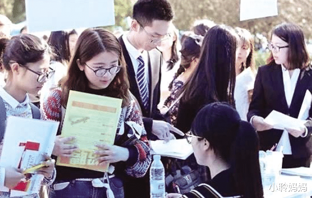制服|“这种家庭的我们公司不招”，大企业HR聊天曝光，揭露求职辛酸