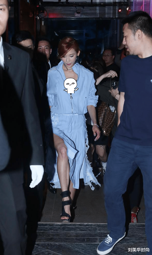 素描|林志玲太低估自己的身材，宽松款穿成紧身衣，不系扣子更显比例