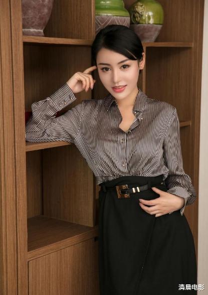 穿衣搭配|职场气质穿搭，条纹衬衫+开叉裙，高级感十足