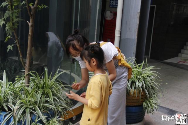年轻妈妈坚持为患病女儿治病遭丈夫反对,被迫离婚后独自带女
