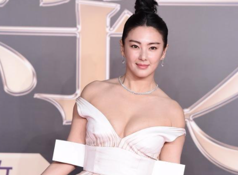 张雨绮|张雨绮真是敢穿！穿深V只遮半球秀凹凸，不愧是“人间尤物”