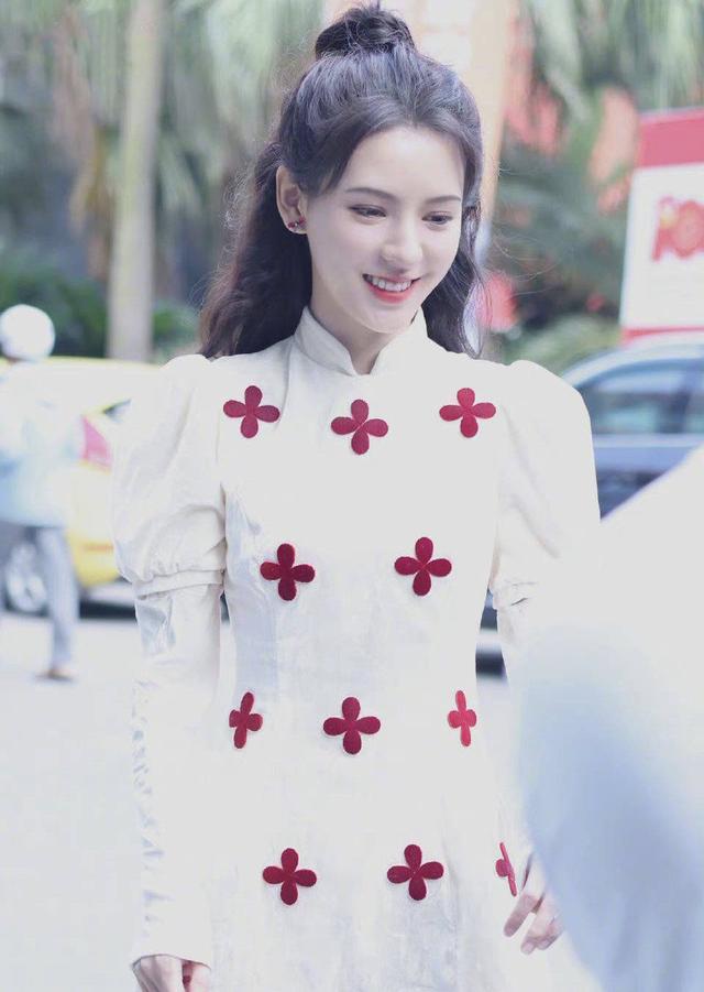 张予曦|“王思聪最美前女友”张予曦，穿旗袍出门被围观，生图下细腿抢镜
