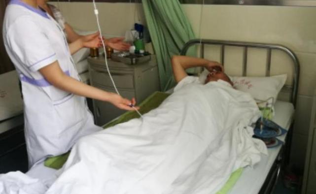 江湖微谈 40岁男子每天吃3包槟榔，结果患上口腔癌，医生：简直活该