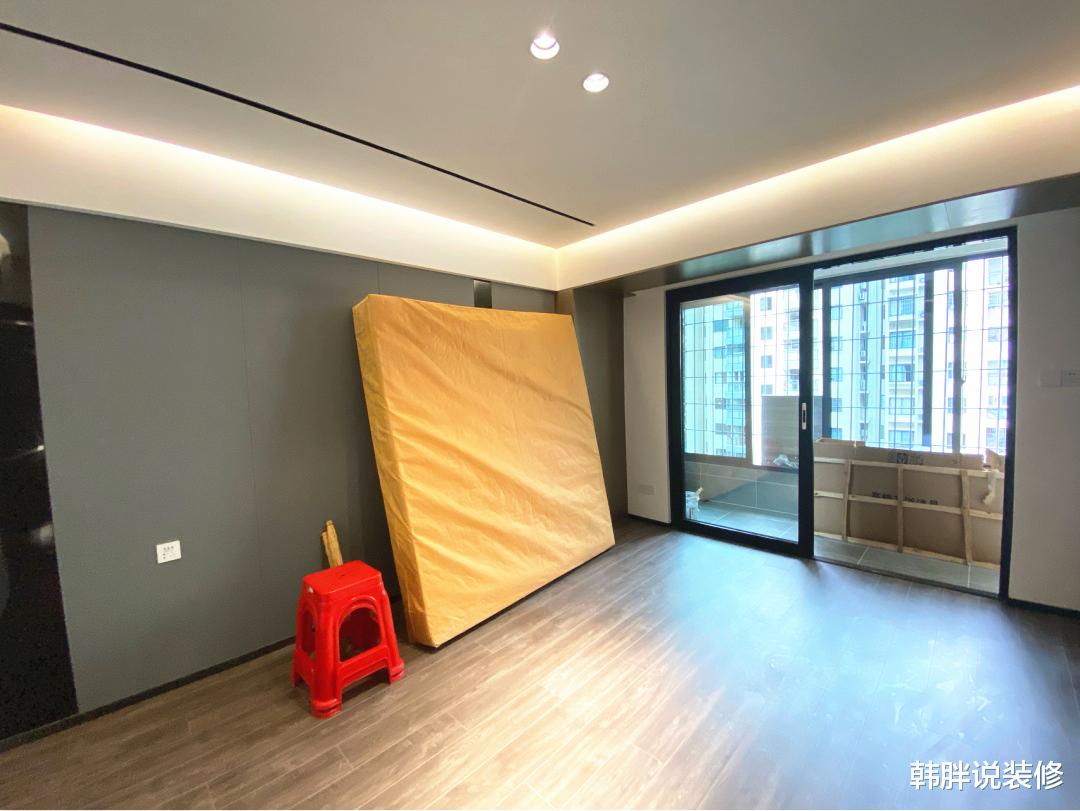 韩胖说装修 130㎡新房硬装刚结束,还没家具和软装,进门就是客厅真少见
