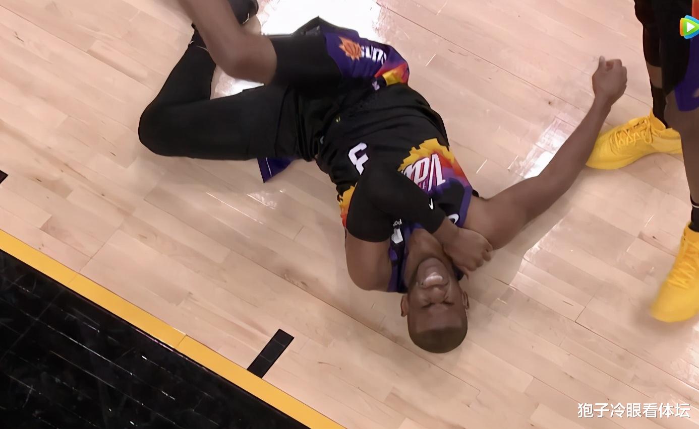 保罗|返回更衣室！保罗意外受伤 疼到双眼紧闭五官扭曲 詹姆斯将其扶起拍头安慰