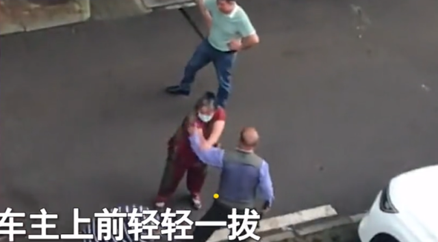 王者丁小鱼 安徽一大爷因不让汽车停放在门口,当着车主面把铁棍钉在车前